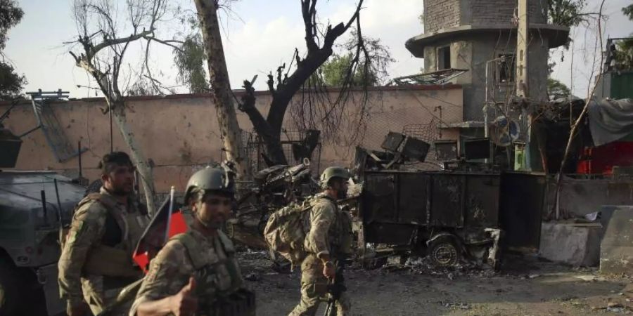 Afghanische Sicherheitskräfte versammeln sich nach einem Angriff vor einem Gefängnis. (Archiv). Foto: Rahmat Gul/AP/dpa