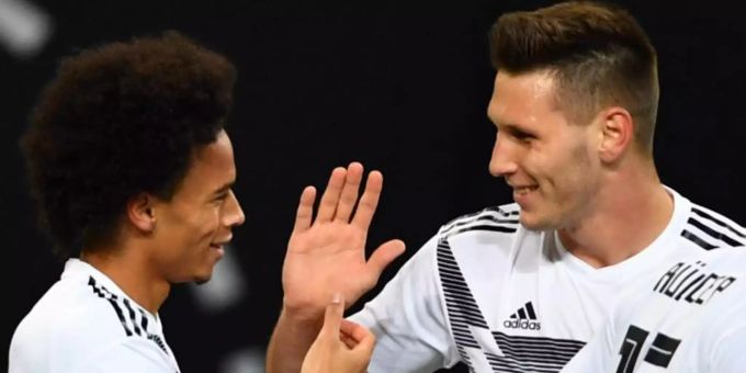 Rückkehrer: Leroy Sané (l) und Niklas Süle klatschen ab. Foto: Soeren Stache/dpa Rückkehrer: Leroy Sané (l) und Niklas Süle klatschen ab. Foto: Soeren Stache/dpa
