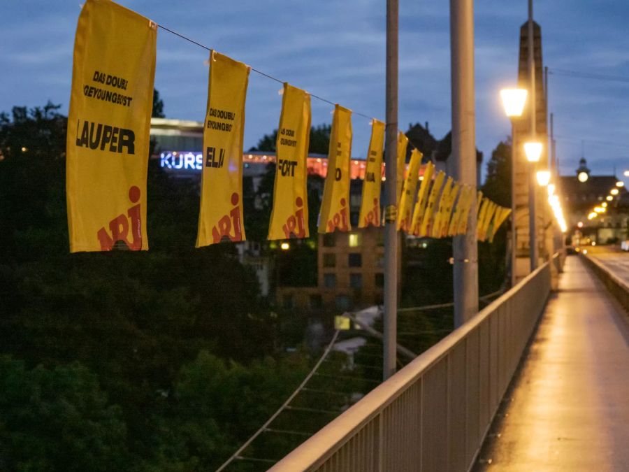 Die Berner Kornhausbrücke erstrahlt heute in einem Fahnenmeer.