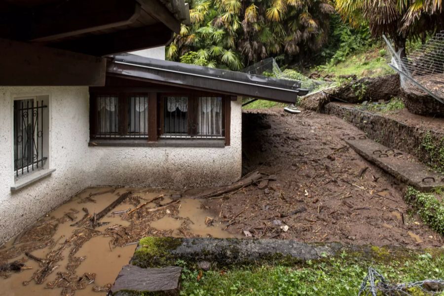 Ein zugeschüttetes Haus nach einem Erdrutsch in Bissone TI.