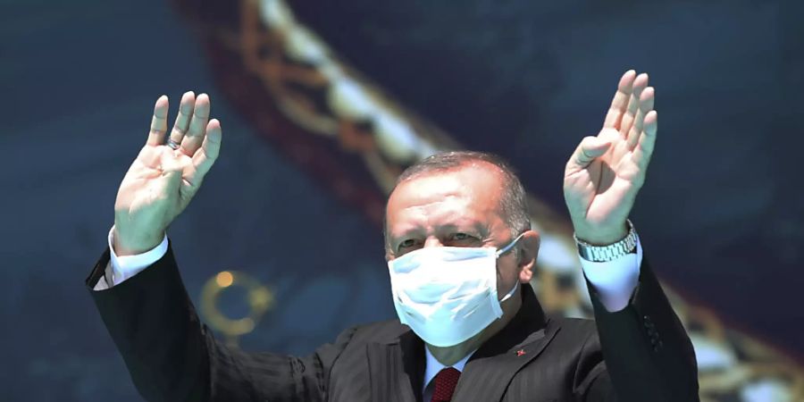 Die türkische Wirtschaft leidet unter der Corona-Pandemie: Präsident  Recep Erdogan mit einer Maske (Bild  von vergangener Woche).