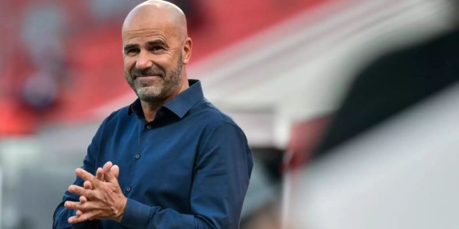 Bayer-Trainer Peter Bosz muss mit seinem Team beim VfB Stuttgart antreten. Foto: Sascha Schuermann/AFP-Pool/dpa