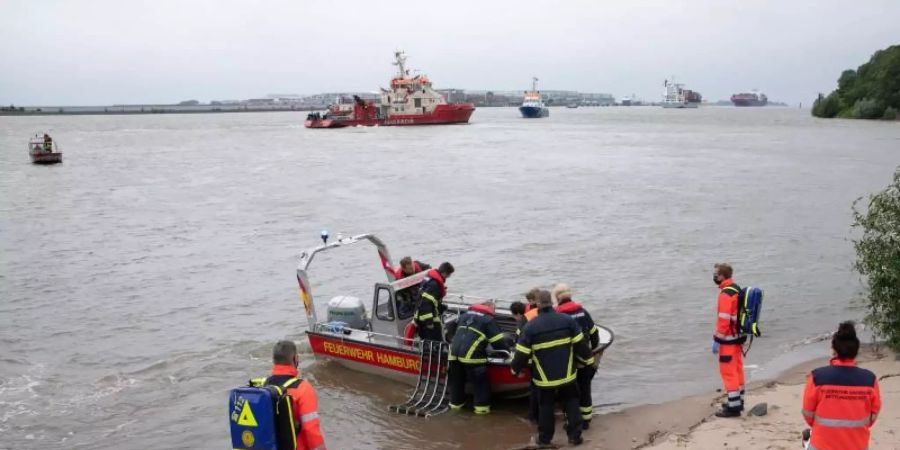 Rettungskräfte der Feuerwehr Hamburg bei einer Übung an der Elbe bei Teufelsbrück im Einsatz. Foto: Christian Charisius/dpa