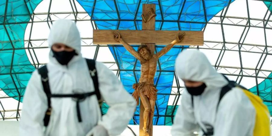 Die Kathedrale Nossa Senhora Aparecida in Brasilia wird desinfiziert. Foto: Myke Sena/dpa