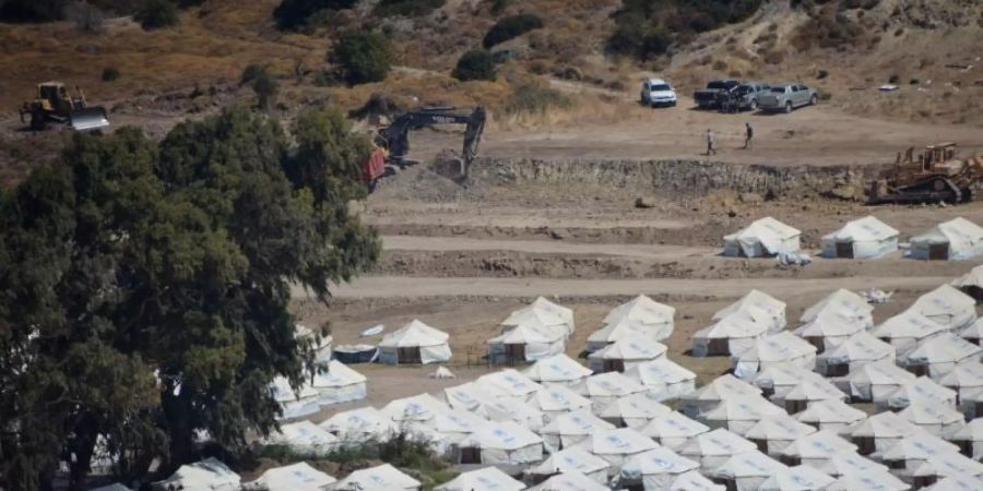 Neu aufgebaute Zelte für die Umsiedlung von Migranten und Flüchtlingen stehen im provisorischen Zeltlager Kara Tepe wenige Kilometer nördlich der Ortschaft Mytilini. Foto: Panagiotis Balaskas/XinHua/dpa