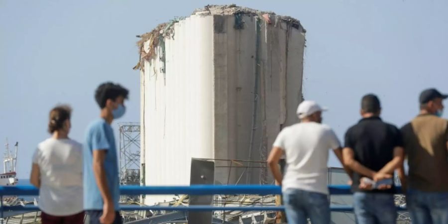 Beiruter betrachten die Zerstörung im Hafengebiet