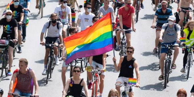 Hamburg - Mehr als 2000 Menschen radeln bei CSD in Hamburg mit