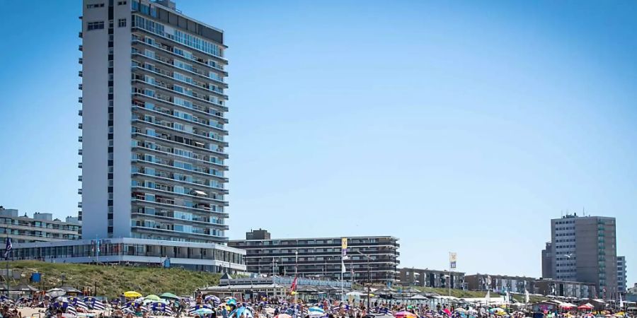 Zahlreiche Menschen geniessen das heisse Wetter am Strand nahe dem Bahnhof Zandvoort. Foto: «laurens Bosch»,«laurens Bosch L/ANP/dpa