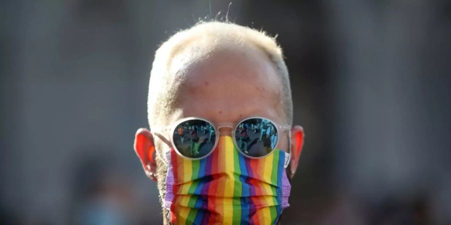 Mann mit Regenbogenmaske