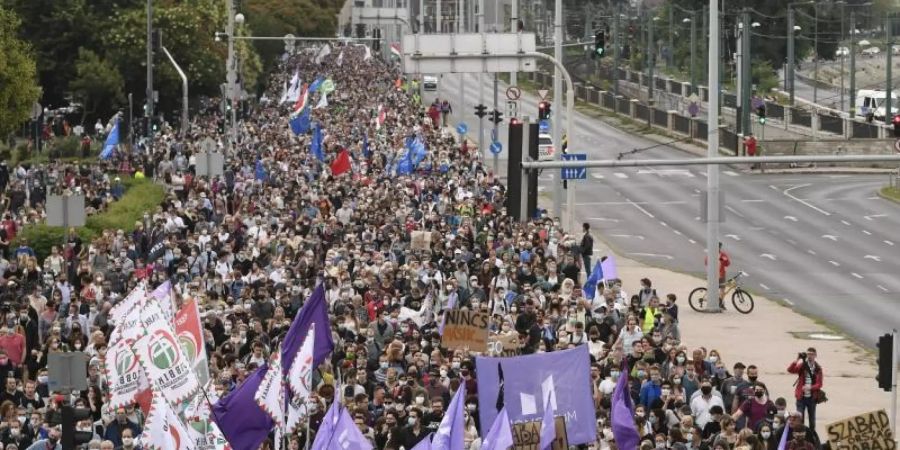 Demonstranten protestieren gegen die Entlassung des Chefredakteurs der ungarischen Nachrichtenwebsite Index.hu. Foto: Zsolt Szigetvary/MTI/AP/dpa