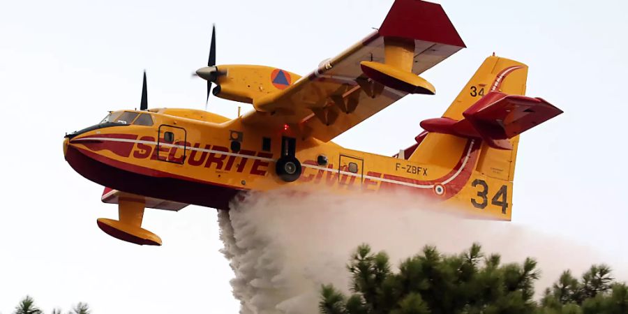 Ein Löschflugzeug ist bei einem Waldbrand im Südwesten Frankreichs im Einsatz. Wegen eines Waldbrands in Südfrankreich haben zahlreiche Menschen ihre Häuser verlassen müssen. Foto: Bob Edme/AP/dpa