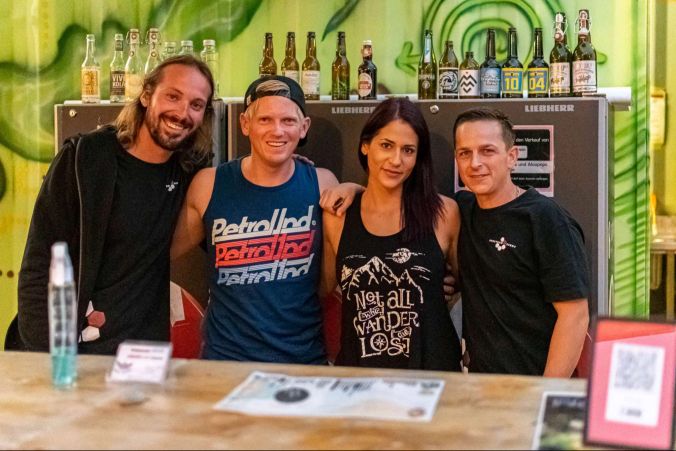 Das Bar-Team der Überseh-Bar (v.l.): David Meier, Robin Brechbühler, Stephanie und Raphael Kull.