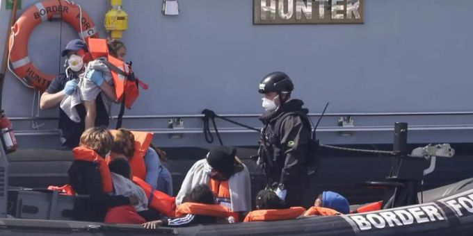 Ein Schiff des britischen Grenzschutzes bringt eine Gruppe von Migranten nach Dover. Foto: Kirsty Wigglesworth/AP/dpa ärmelkanal