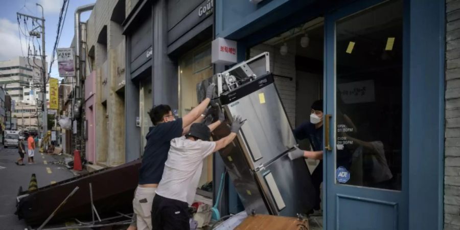 Sturmschäden an Geschäft in Busan