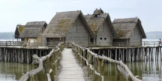 Das bronzezeitliche Dorf Bad Buchau, wissenschaftliche Grundlagen bildeten die Siedlungsreste aus der spätbronzezeitlichen Wasserburg Buchau im Federseemoor, ist Bestandteil des Pfahlbau Museums. Pfahlbau