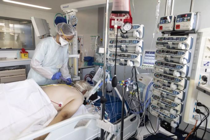 Medizinisches Personal in Strassburg betreut einen von Covid-19 betroffenen Patienten im Krankenhaus «Nouvel Hôpital Civil». Coronavirus-Frankreich