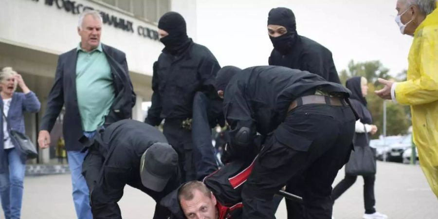 Polizisten nehmen in Minsk einen Demonstranten fest. Foto: Uncredited/TUT.by/dpa