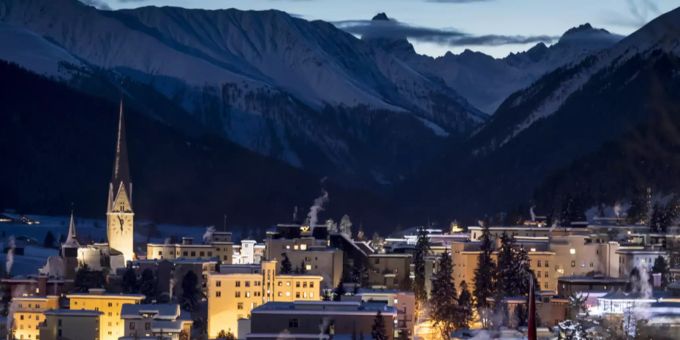 Blick auf Davos bei Nacht. Davos Wahlen Landammann