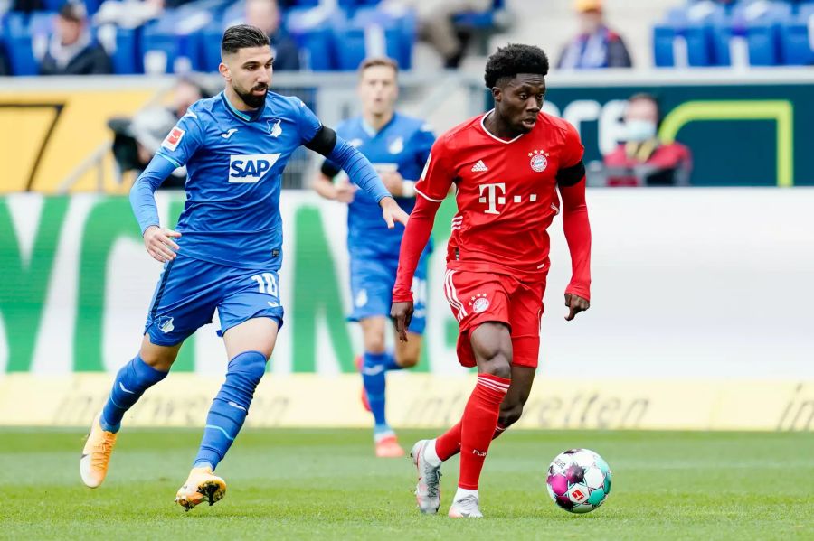 Munas Dabbur im Duell mit Alphonso Davies von Bayern München.