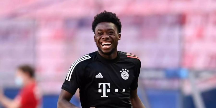 Ist wegen fehlender Arbeitsgenehmigung nicht von Crystal Palace verpflichtet worden, sondern von den Bayern: Alphonso Davies. Foto: Michael Regan/Getty Images via UEFA/dpa