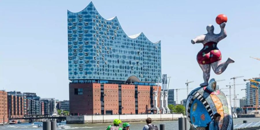 In der Hamburger Elbphilharmonie wird die Auslosung für die EM 2024 stattfinden. Foto: Markus Scholz/dpa