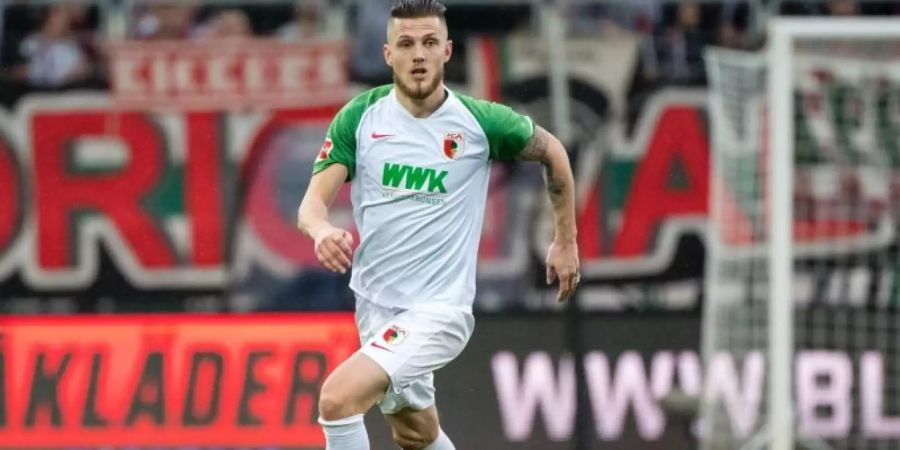 Neuer Kapitän beim FC Augsburg: Jeffrey Gouweleeuw. Foto: Matthias Balk/dpa