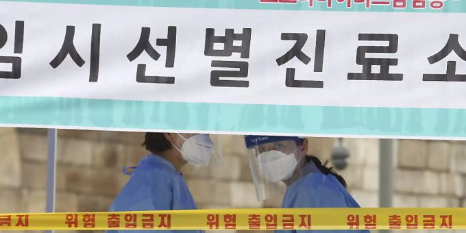 Medizinische Mitarbeiterinnen in Schutzkleidung stehen in einer Einrichtung für Covid-19-Tests in Südkorea. Foto: Ahn Young-Joon/AP/dpa Medizinische Mitarbeiterinnen in Schutzkleidung stehen in einer Einrichtung für Covid-19-Tests in Südkorea. Foto: Ahn Young-Joon/AP/dpa