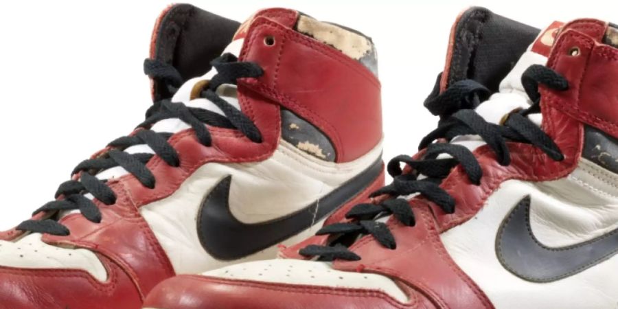 HANDOUT - Von Basketball-Star Michael Jordan getragene Sportschuhe «Air Jordan 1 High «Chicago» von Nike haben für 615 000 Dollar (519 000 Euro) den Besitzer gewechselt. Foto: -/Christie's/dpa - ACHTUNG: Nur zur redaktionellen Verwendung im Zusammenhang mit einer Berichterstattung über die Auktion und nur mit vollständiger Nennung des vorstehenden Credits