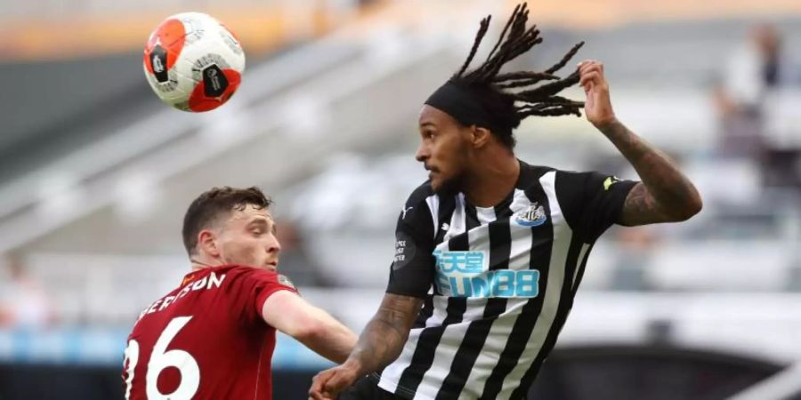 Newcastles Valentino Lazaro (r) im Kopfballduell mit Liverpools Andrew Robertson. Foto: Owen Humphreys/PA Wire/dpa/Archivbild