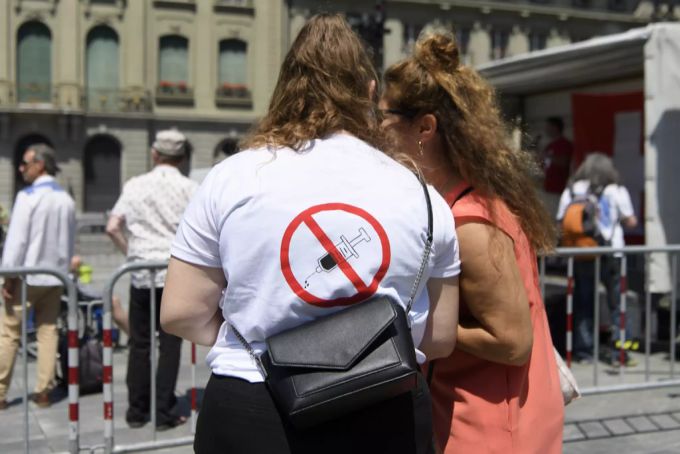 Eine Frau trägt ein T-Shirt mit einem Logo gegen Impfungen während einer Demonstration gegen Massnahmen des Bundes im Zusammenhang mit dem Coronavirus, am 27. Juni auf dem Bundesplatz in Bern. Demonstration Coronavirus Covid-Gesetz