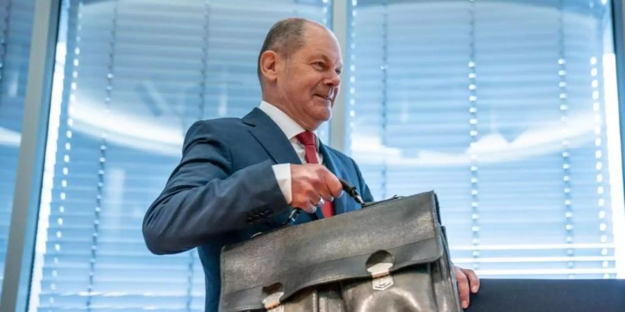 Wegen der weiter schwelenden Corona-Krise möchte Bundesfinanzminister Scholz die Auszahlung des Kurzarbeitergelds ausweiten. Foto: Michael Kappeler/dpa