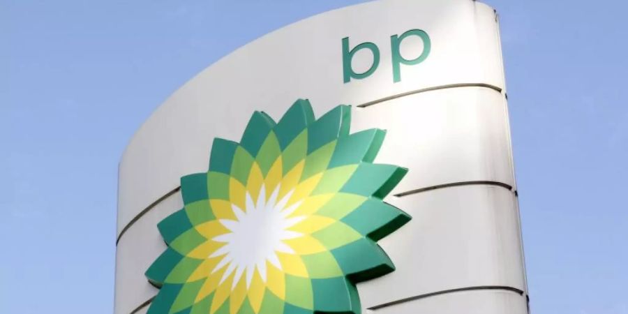 Das Firmenlogo des britischen Ölriesen BP an einer Tankstelle. Foto: Caroline Spiezio/AP/dpa