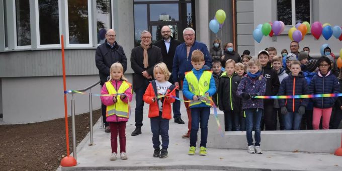 Gross und Klein freut sich über das fertigsanierte Schulhaus Niederwil. Im Hintergrund (v.l.): Gemeinderat Rolf Ineichen, Architekt Alfons Heggli, Gemeinderat Arno Grüter, Projektleiter Daniel Meister.