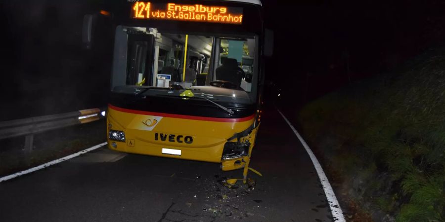 Kollision zwischen Personenwagen und Postauto