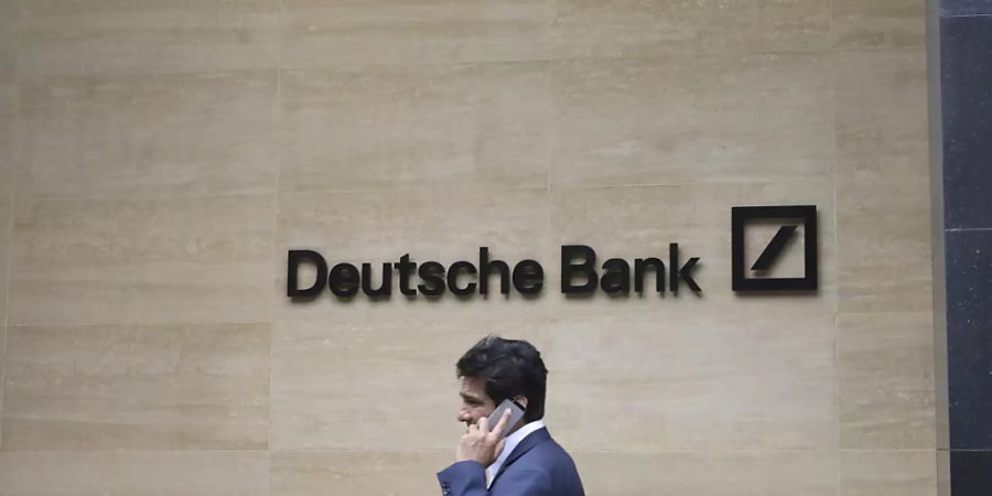 Dank Zuwächsen im Investmentbanking ist die Deutsche Bank im dritten Quartal in die Gewinnzone zurückgekehrt. Vor Steuern verdiente das grösste deutsche Geldhaus 482 Millionen Euro. (Archivbild)