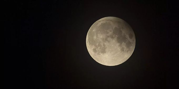 US-Wissenschaftler haben neue Hinweise für Wasservorkommen auf dem Mond entdeckt. mond wasser