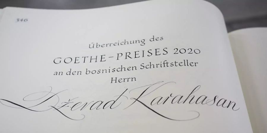 «Überreichung des Goethe-Preises 2020 an den bosnischen Schriftsteller Dzevad Karahasan» steht in der Paulskirche vor der Preisverleihung im Goldenen Buch der Stadt Frankfurt am Main. Foto: Frank Rumpenhorst/dpa