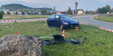 Fahrzeug überschlägt sich nach Kollision mit Findling