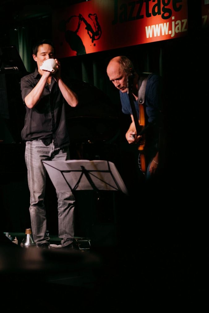 Nick Gutersohn an Posaune, Muschel & Co, Jan Schlegel am Bass