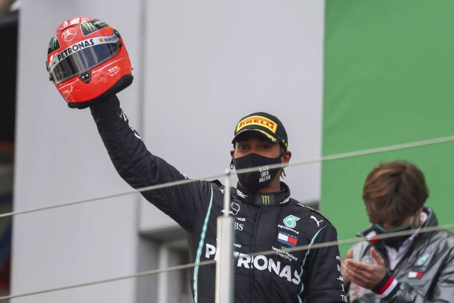 Lewis Hamilton präsentiert den Helm von Michael Schumacher.