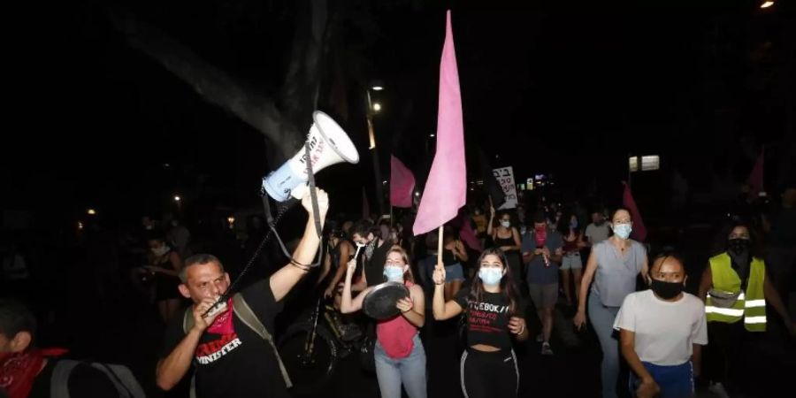 Demonstranten nehmen trotz eines landesweiten Lockdowns in Tel Aviv an Protest gegen den Premierminister Netanjahu teil. Foto: Ariel Schalit/AP/dpa