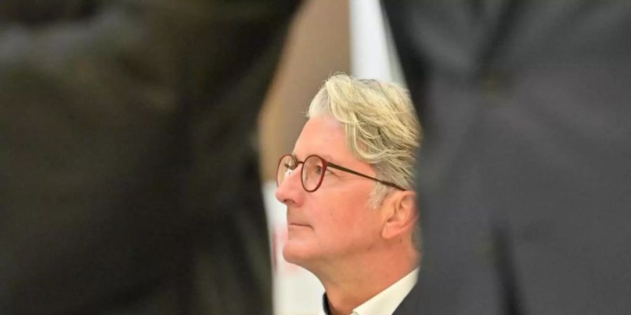 Der unter anderem wegen Betrugs angeklagte langjährige Audi-Chef Rupert Stadler steht vor dem Landgericht München. Foto: Peter Kneffel/dpa-Pool/dpa