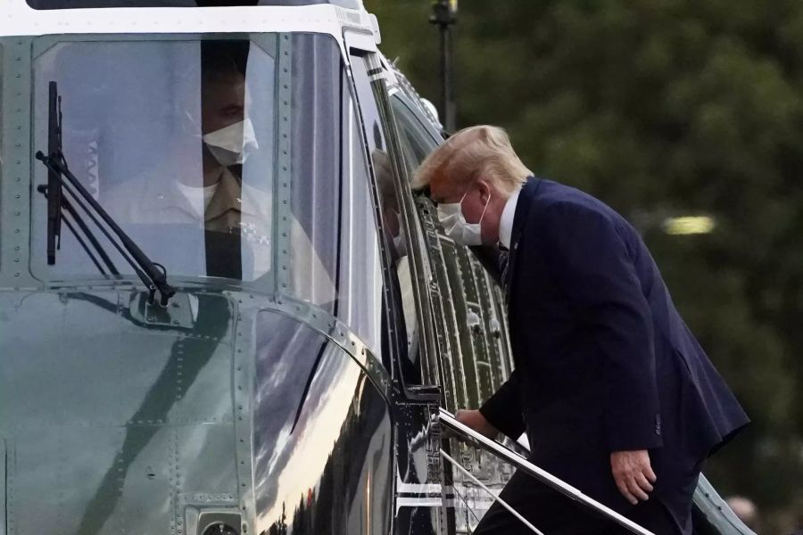 Donald Trump steigt in den Helikopter, der ihn vom Spital zum Weissen Haus zurückbringt.