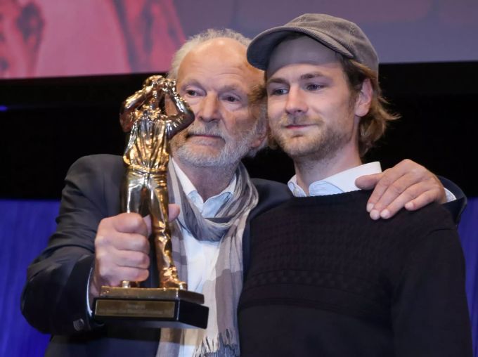 Michael Gwisdek (l) steht in der Alten Oper bei der Verleihung des Hessischen Film- und Kinopreises 2015 zusammen mit seinem Sohn Robert auf der Bühne, nachdem er den Ehrenpreis des Hessischen Ministerpräsidenten verliehen bekam. Schauspieler Michael Gwisdek