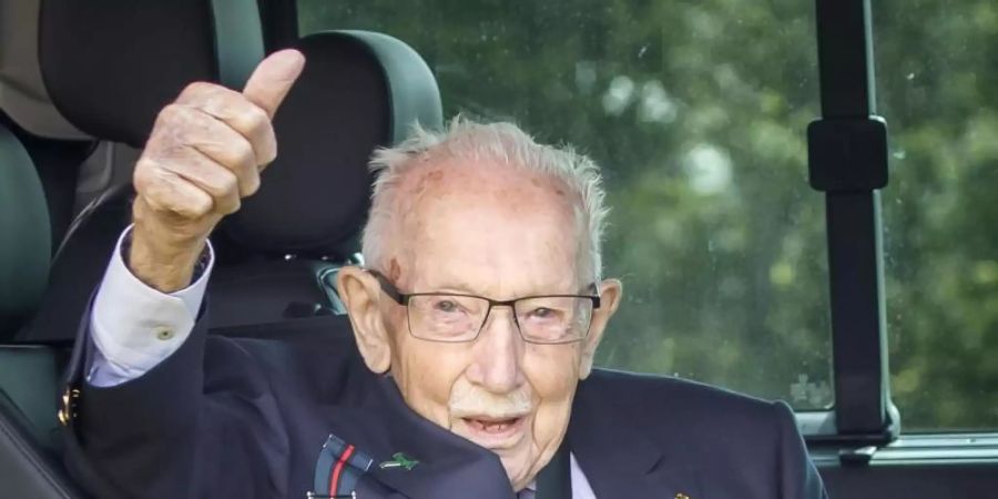 Ein 100-Jähriger, über den man nicht nur in England spricht: der Weltkriegsveteran und Rekord-Spendensammler Tom Moore. Foto: Danny Lawson/PA Wire/dpa