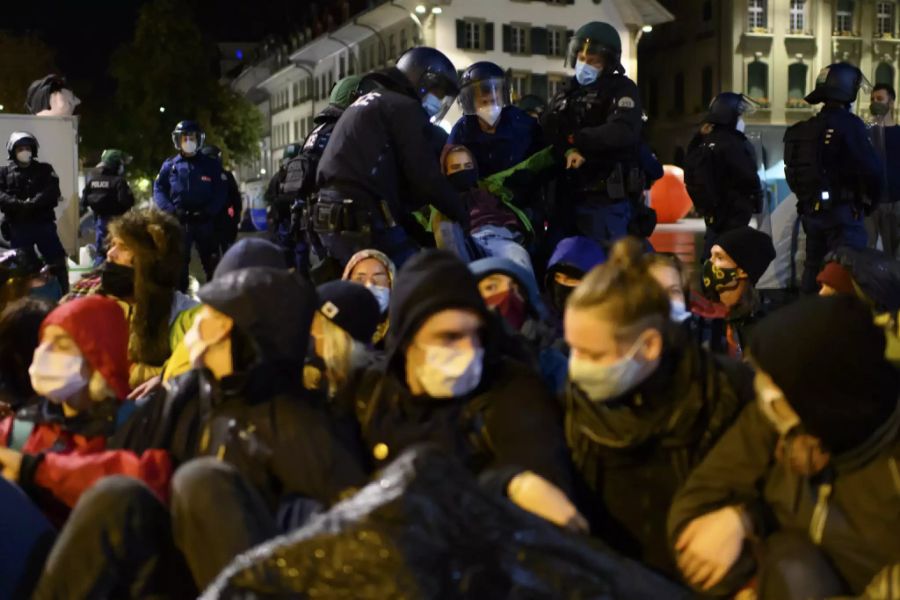 Die Polizei räumt den Bundesplatz und führt die verbliebenen Klima-Aktivisten weg.