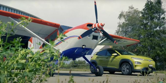 Elektroauto gegen Flugzeug