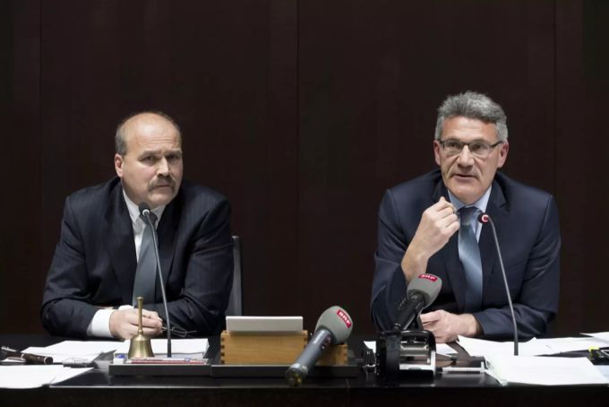 Pirmin Schwander (SVP), rechts, Philippe Bauer (FDP), links, an einer Medienkonferenz betreffend indirekten Gegenentwurf zur Konzern-Initiative. Zwei Politiker an einer Medienkonferenz.