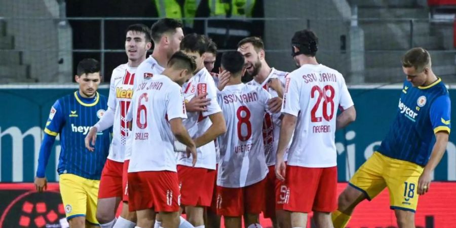 Jahn Regensburg besiegte Eintracht Braunschweig klar mit 3:0. Foto: Armin Weigel/dpa
