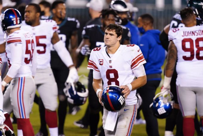 Giants-QB Daniel Jones (Mitte) nach der Niederlage gegen die Philadelphia Eagles. Philadelphia Eagles Giants